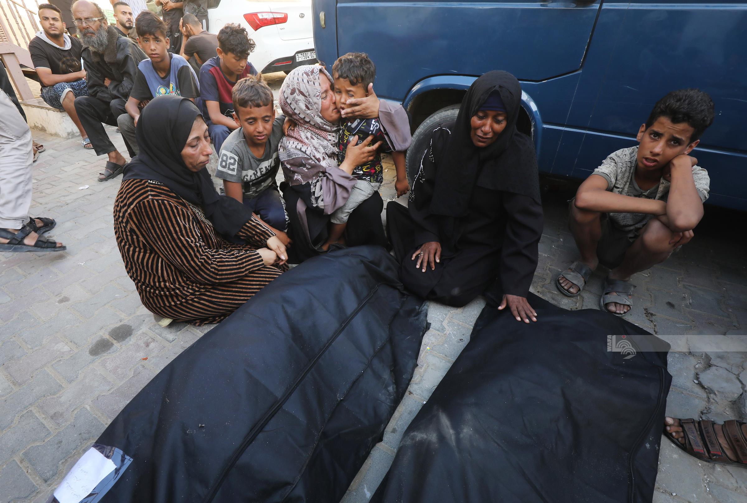 وداع وتشييع شهداء في ساحة مستشفى شهداء الأقصى بدير البلح وسط قطاع غزة (وفا)